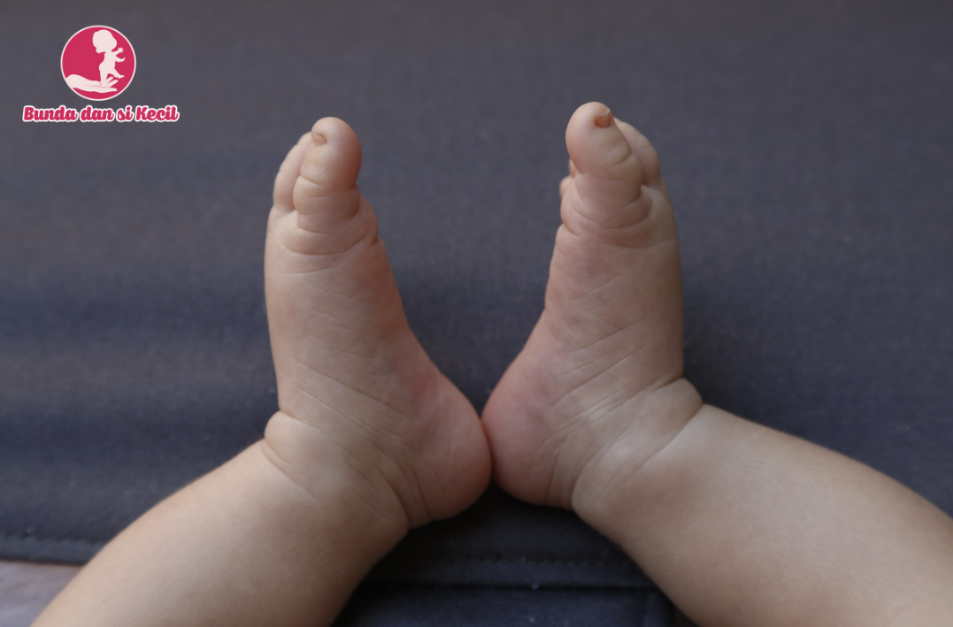 Kenapa Bayi Suka Mengisap Jempol Kaki? Jangan Panik, Bunda!